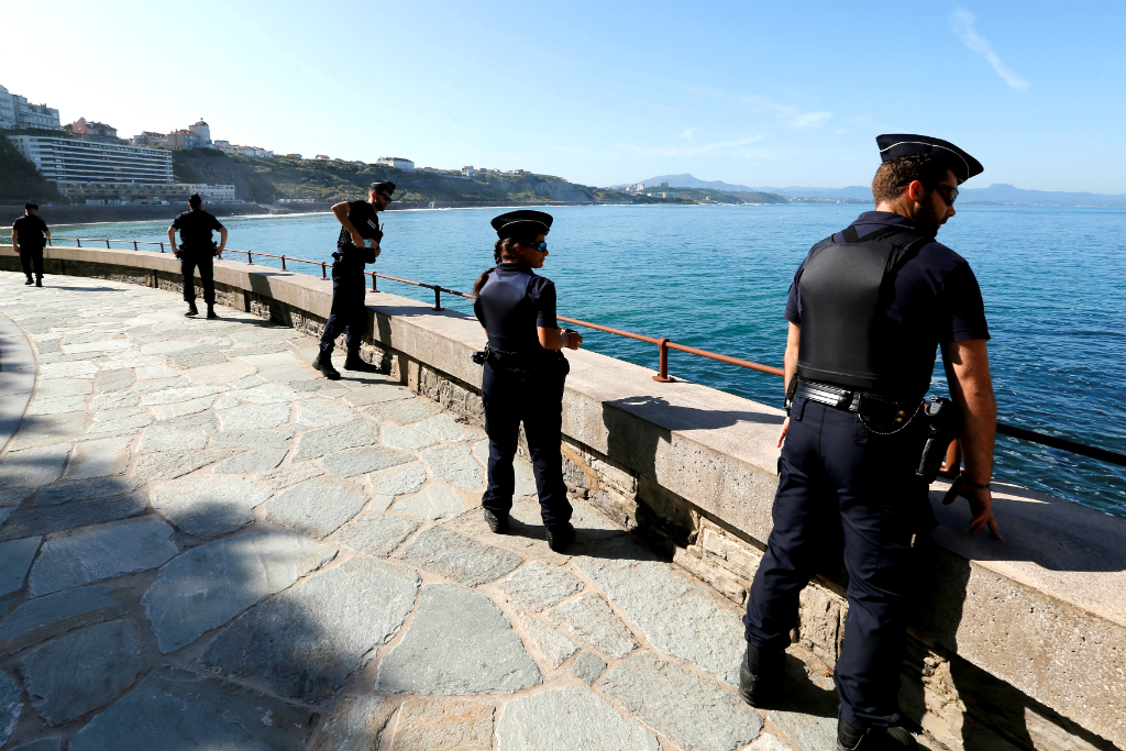 Funcionarios de la Policía Nacional de Francia realizan el operativo de vigilancia en la zona donde tiene lugar la cumbre. Foto: Reuters