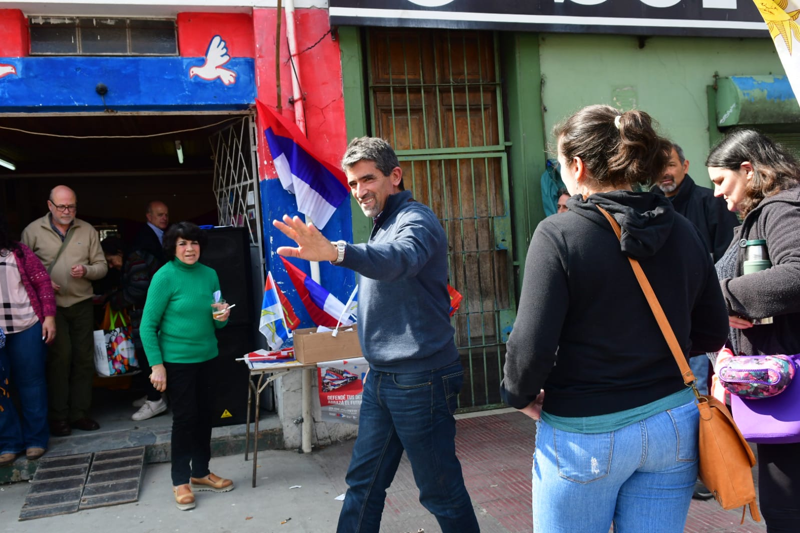 Raúl Sendic llegando al Comité de Base Ruben Bile Martínez. Foto: Francisco Flores.
