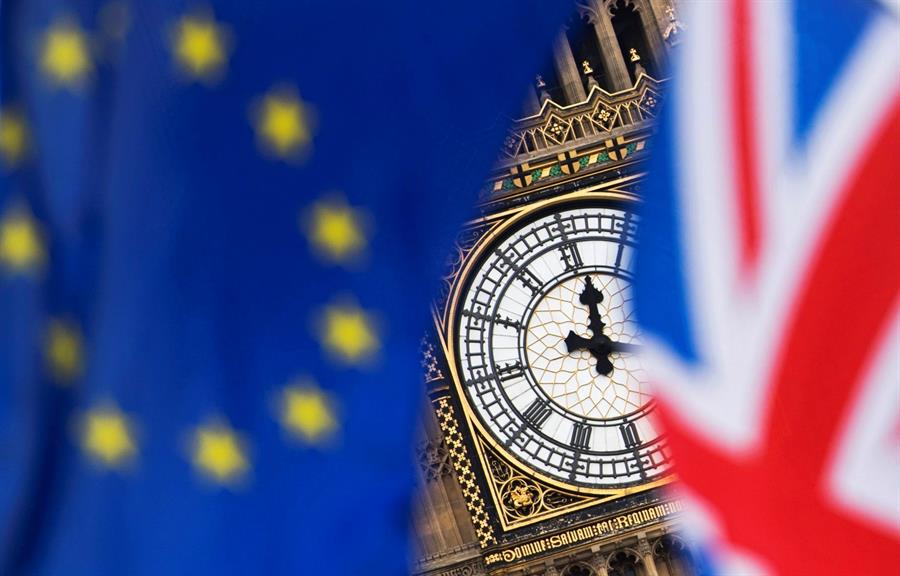 Reloj del Big Ben entre una bandera del Reino Unido y una de la Unión Europea. Foto: EFE