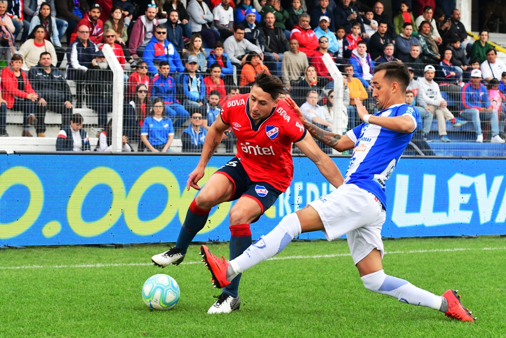 Armando Méndez con la pelota frente a Juventud. FOTO: Leo Mainé.