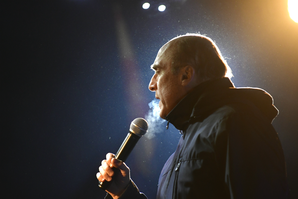 Daniel Martínez habla en un acto político en Playa Pascual. Foto: Fernando Ponzetto