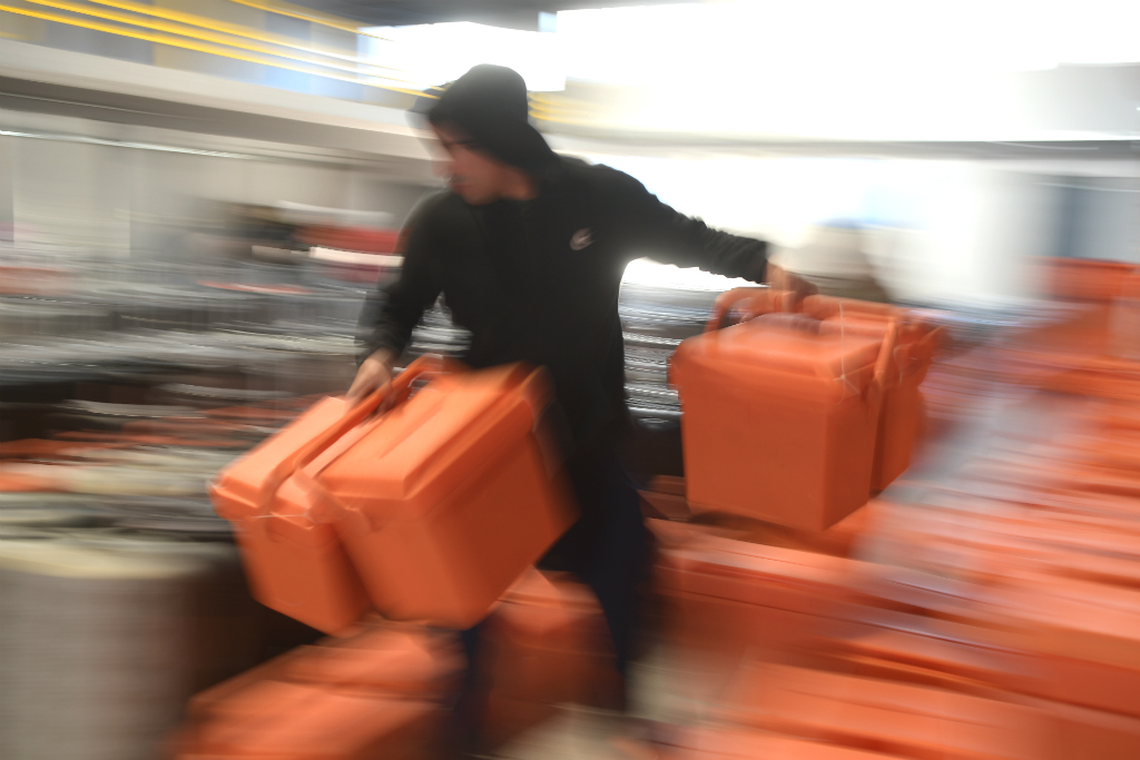 Preparación de urnas de votación en la Corte Electoral. Foto: Leonardo Mainé