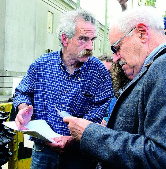 Tras más de dos horas de espera en las afueras del Batallón N° 13, familiares de desaparecidos pudieron reconocer la fosa y aguardan los resultados. Foto: Marcelo Bonjour