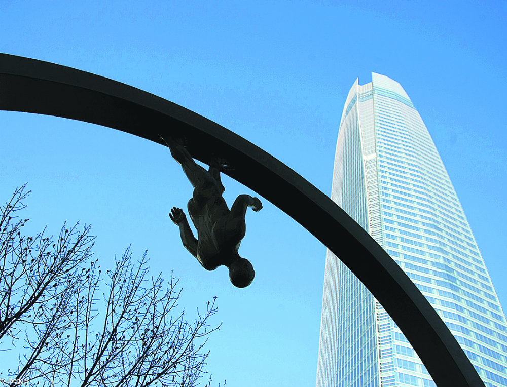 Escultura Costanera Center Santiago de Chile