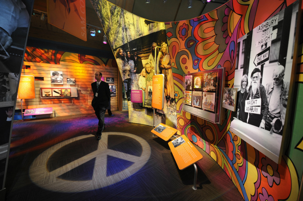 El símbolo de la paz, nacido como protesta antinuclear, mantiene su significado.