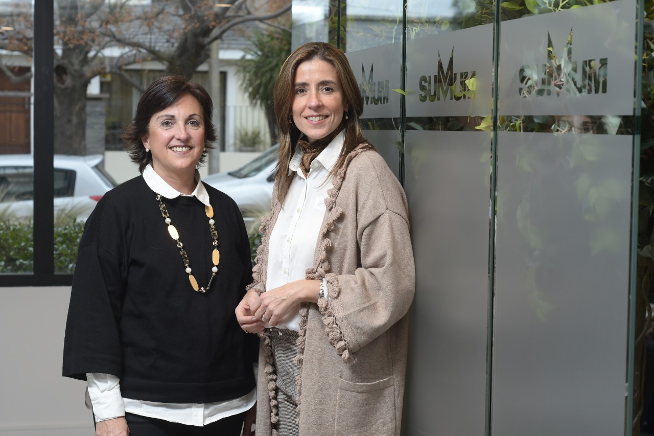 Dolores Martínez, gerente de Administración y Sistemas, y Ana López, Gerente de Operaciones de Summum.