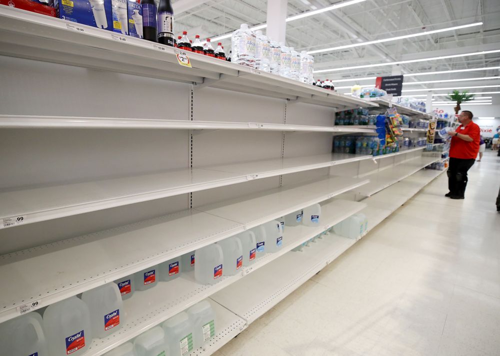 El suministro de agua está casi agotado en un supermercado de Florida. Foto: AFP
