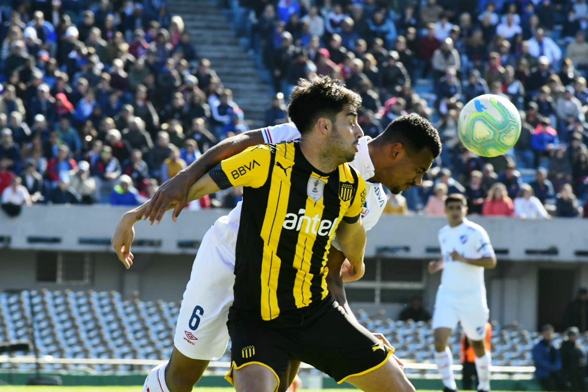 Felipe Carvalho y Gastón Rodríguez en el clásico. Foto: Leonardo Mainé.