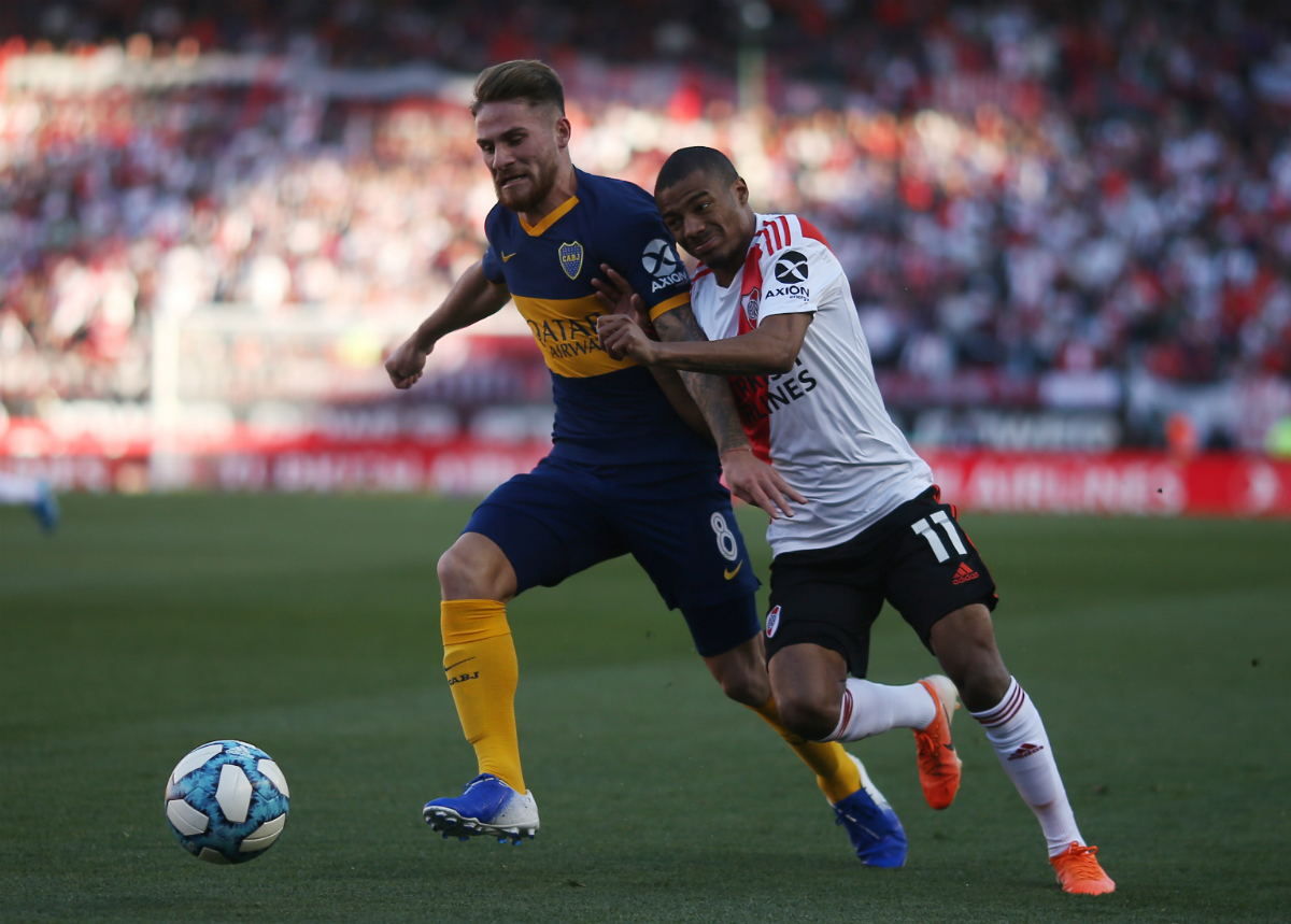 Nicolás De La Cruz y Alexis MacAllister en el clásico entre River y Boca. Foto: Reuters.