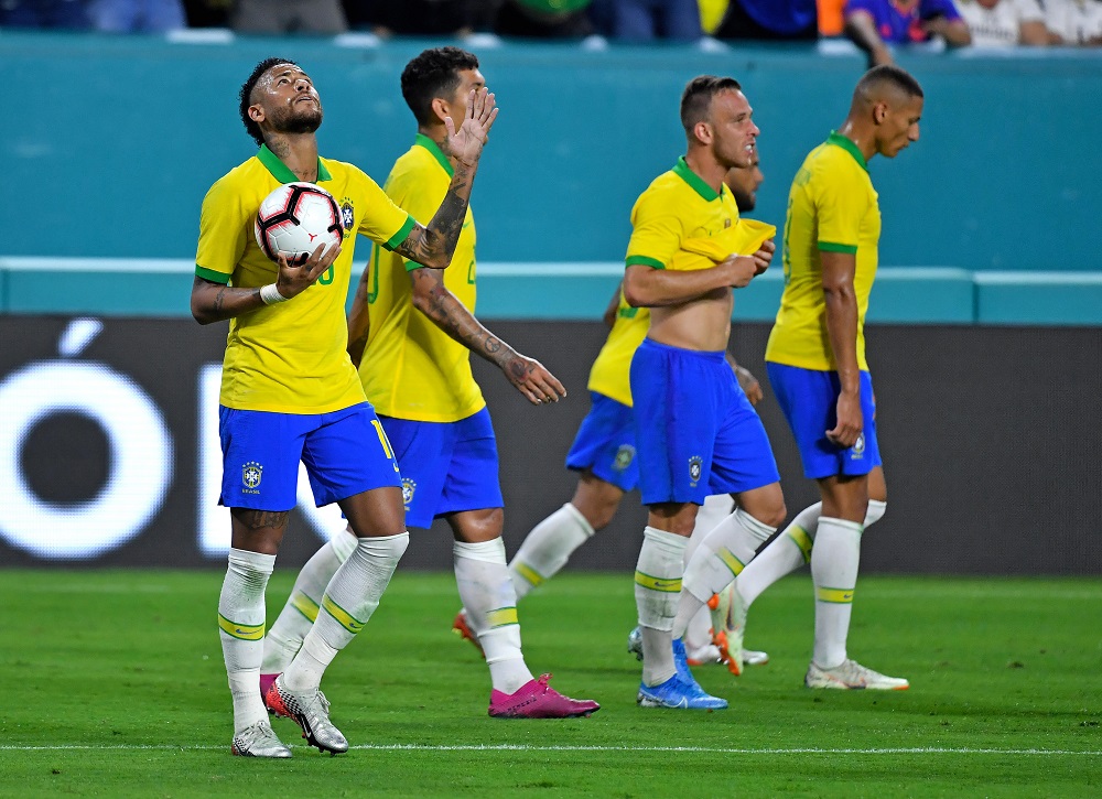 Neymar festeja su gol en la vuelta a la selección de Brasil