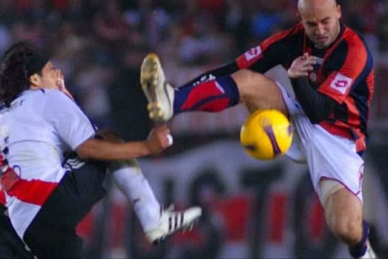 El Gallego Sebastián Méndez y sus encontronazos con Radamel Falcao en los clásicos San Lorenzo-River. Foto: La Nación / GDA