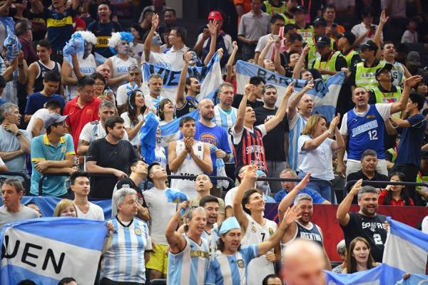La hinchada de Argentina en el Mundial de China. Foto: EFE.