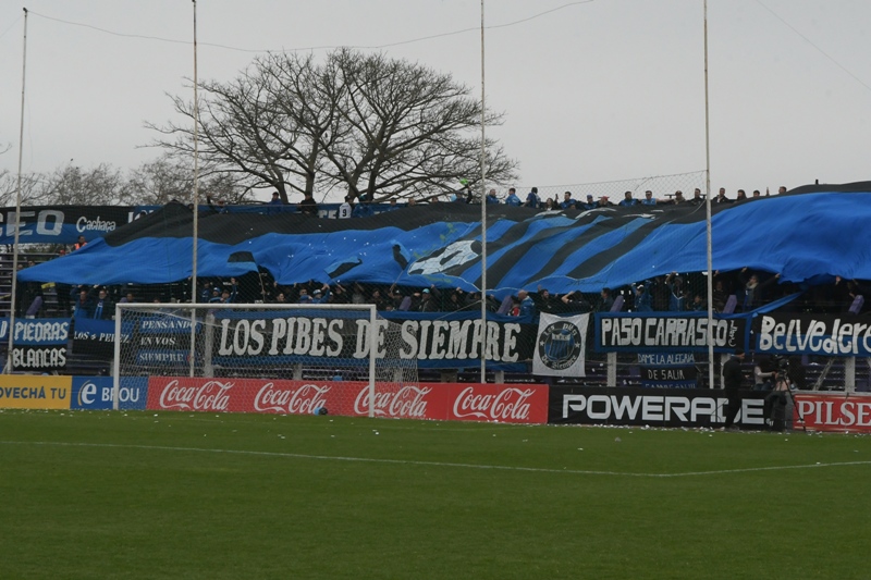 La hinchada de Liverpool que se ubicó en la cabecera del Franzini. Foto: Leonardo Mainé.