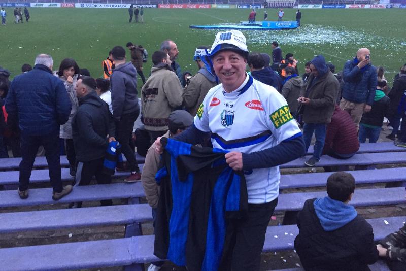 Daniel Olivera, uno de los tantos hinchas de Liverpool que celebró a lo grande. Foto: Emiliano Esteves.