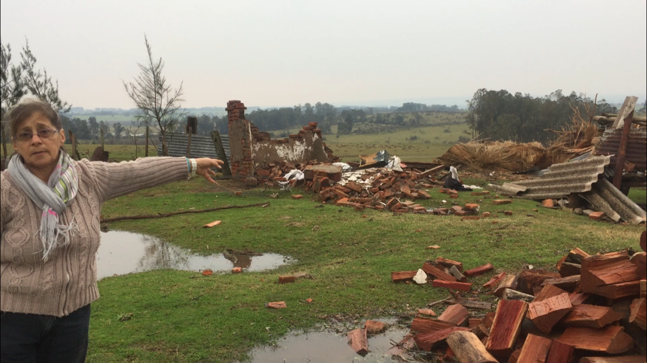Así quedó la casa tras el temporal en Melo. Foto: Néstor Araújo.