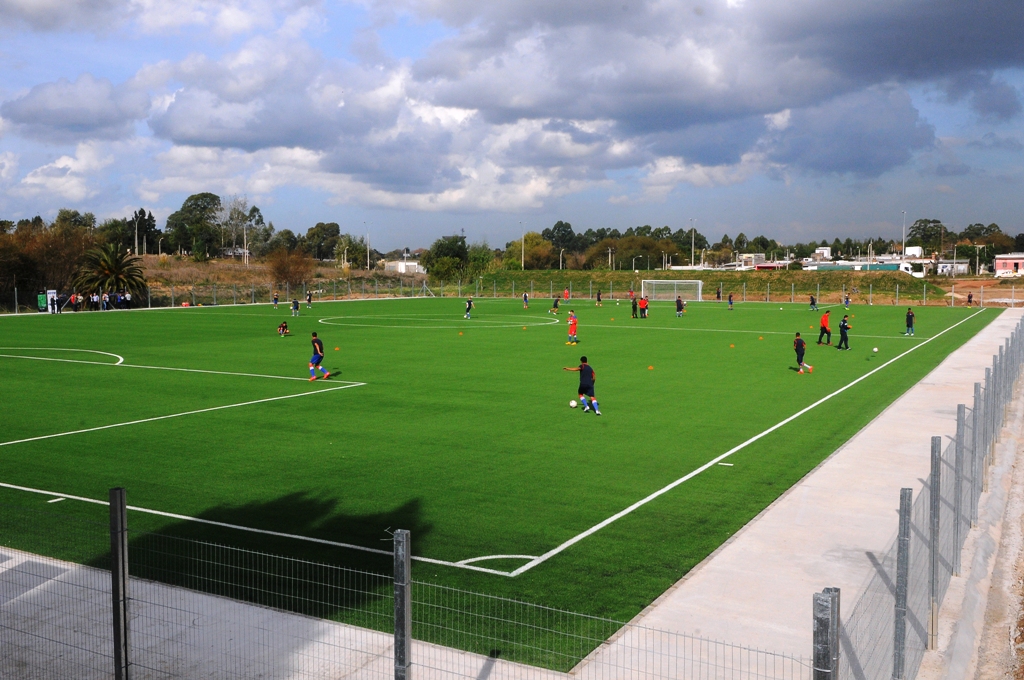 Los Céspedes. Tiene una cancha de césped sintético que se utiliza diariamente. FOTO: El País.