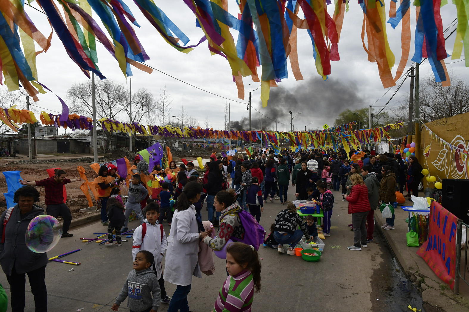 El 6 de setiembre se hizo una actividad que ya es tradición en Marconi. Al fondo, el humo de la quema de un vehículo.
