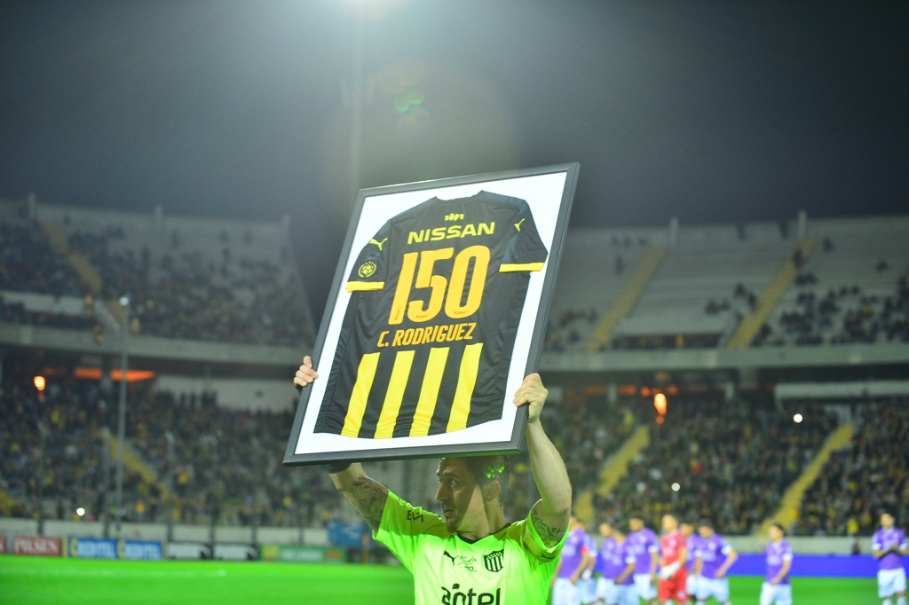 El "Cebolla" Cristian Rodríguez recibió una plaqueta por sus 150 partidos en Peñarol. Foto: Gerardo Pérez.
