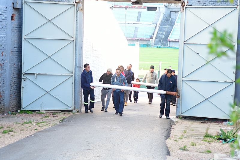 Retiro de arcos del Centenario para ser rematados. Foto: Francisco Flores