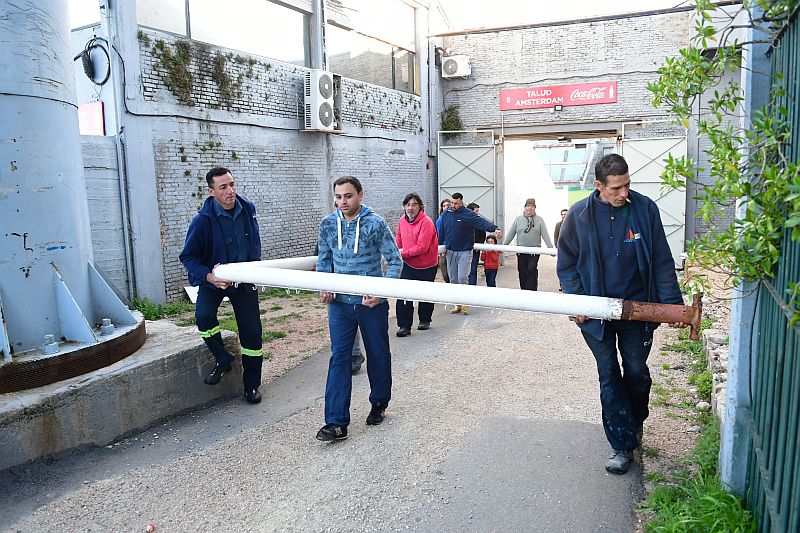 Retiro de arcos del Centenario para ser rematados. Foto: Francisco Flores