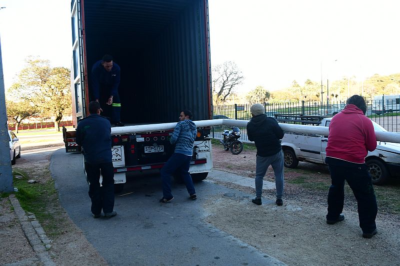 Retiro de arcos del Centenario para ser rematados. Foto: Francisco Flores