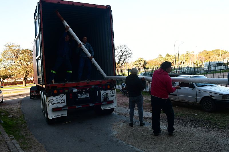 Retiro de arcos del Centenario para ser rematados. Foto: Francisco Flores