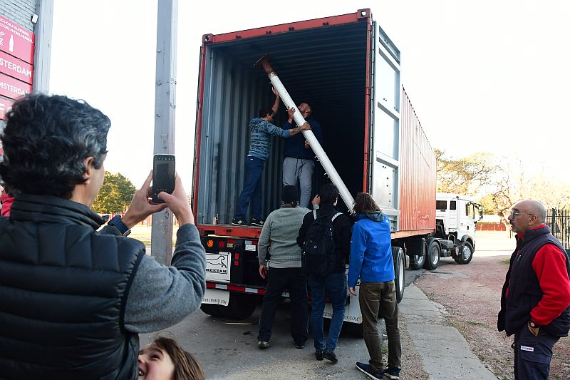 Retiro de arcos del Centenario para ser rematados. Foto: Francisco Flores