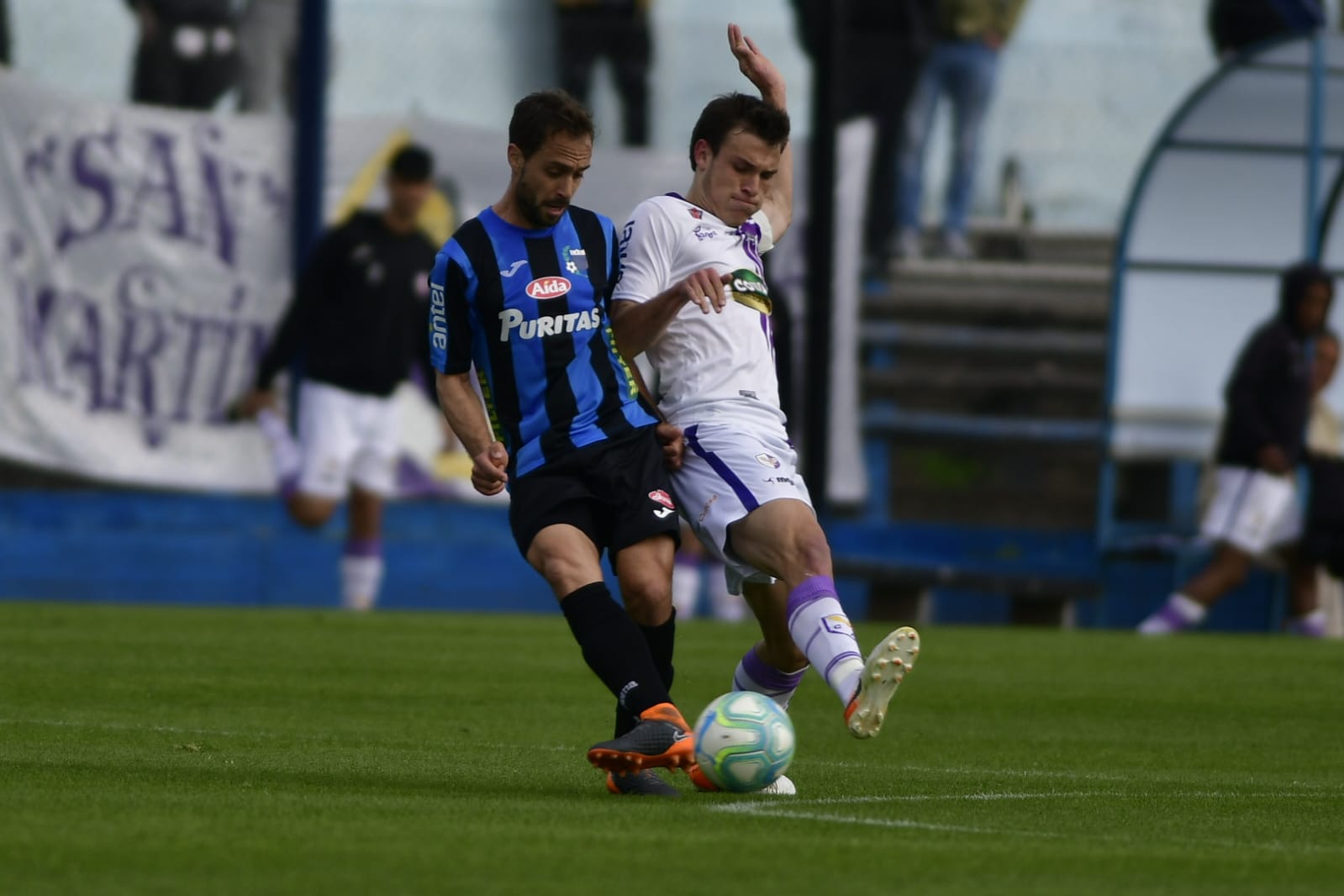 Hernán Figueredo y Manuel Ugarte disputan la pelota en el duelo entre Liverpool y Fénix. Foto: Fernando Ponzetto.