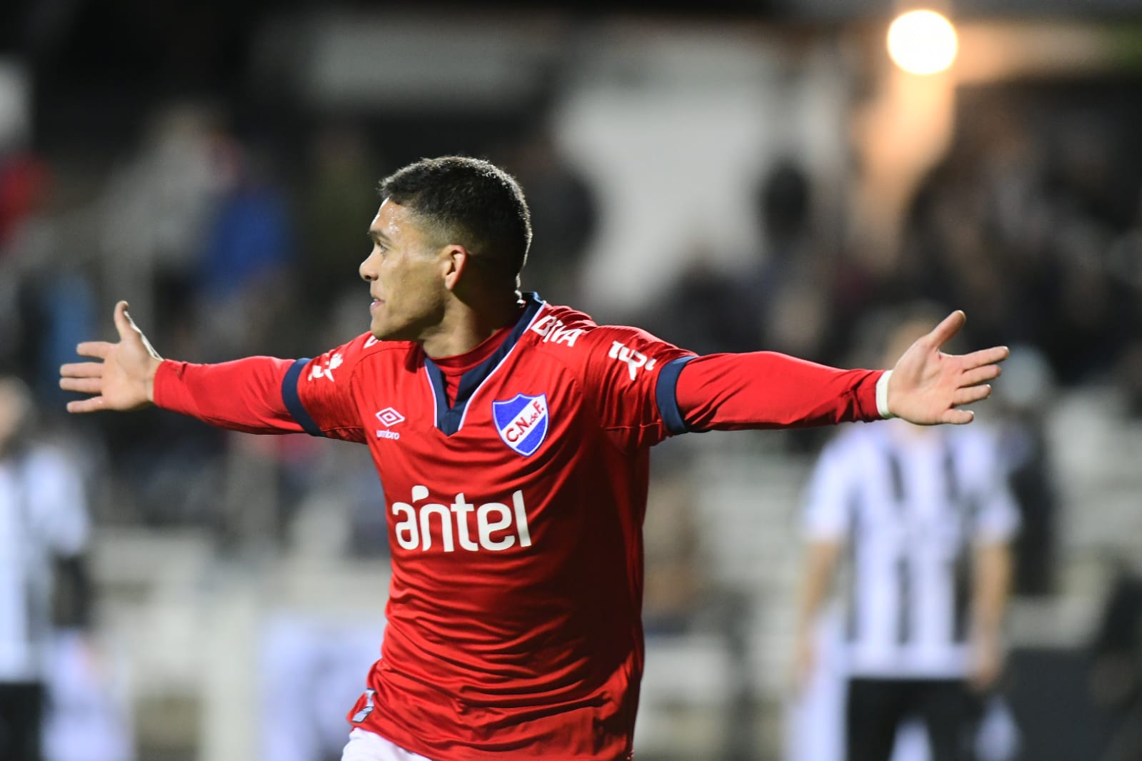 Brian Ocampo celebra el tanto en el duelo entre Wanderers y Nacional. Foto: Marcelo Bonjour.