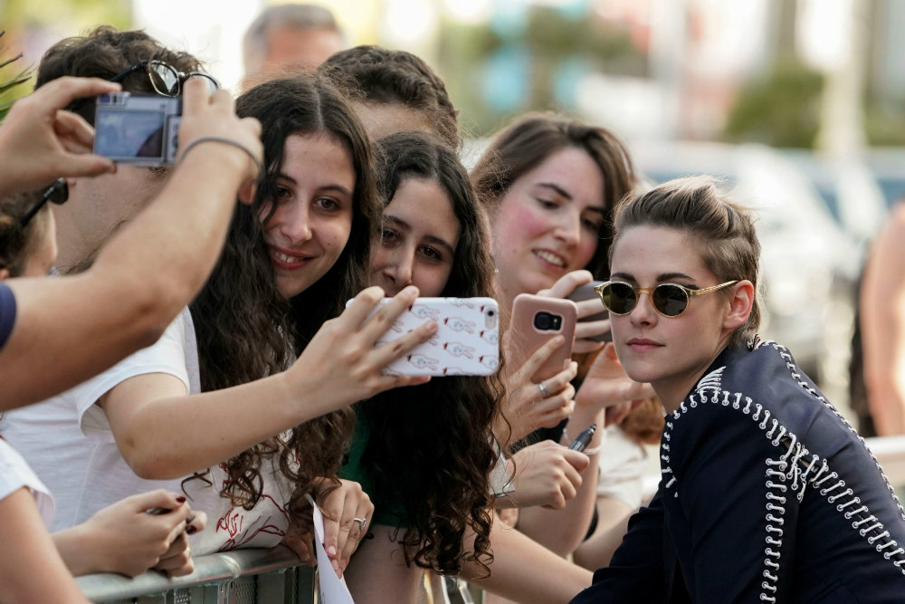 Kristen Stewart se sacó fotos con sus fanáticos en San Sebastián donde presentó la película "Seberg"