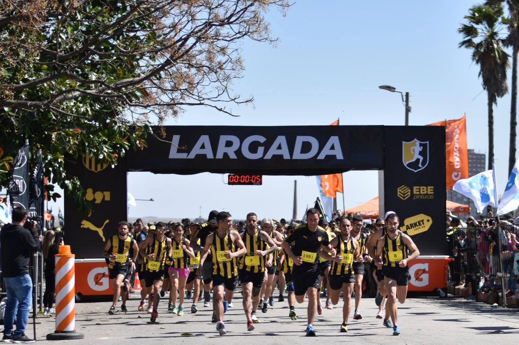 La 5K Peñarol se disputó este sábado en la Rambla de Montevideo con 2.700 competidores. Foto: Belén Otondo.