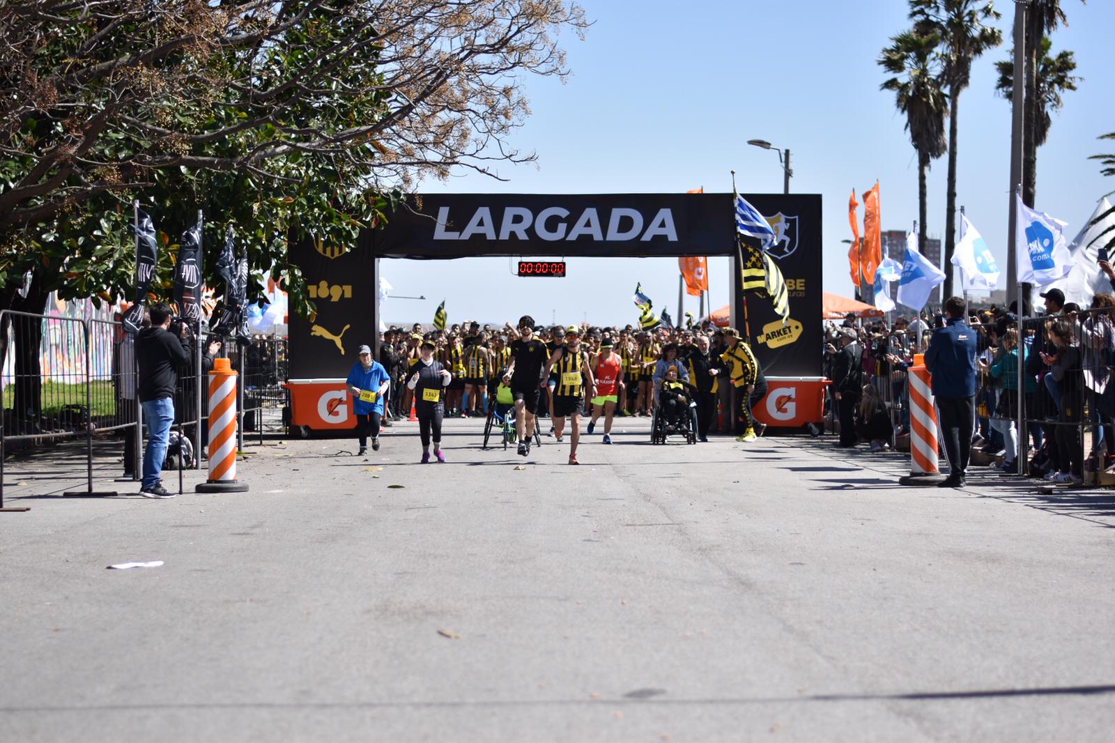 La 5K Peñarol se disputó este sábado en la Rambla de Montevideo con 2.700 competidores. Foto: Belén Otondo.