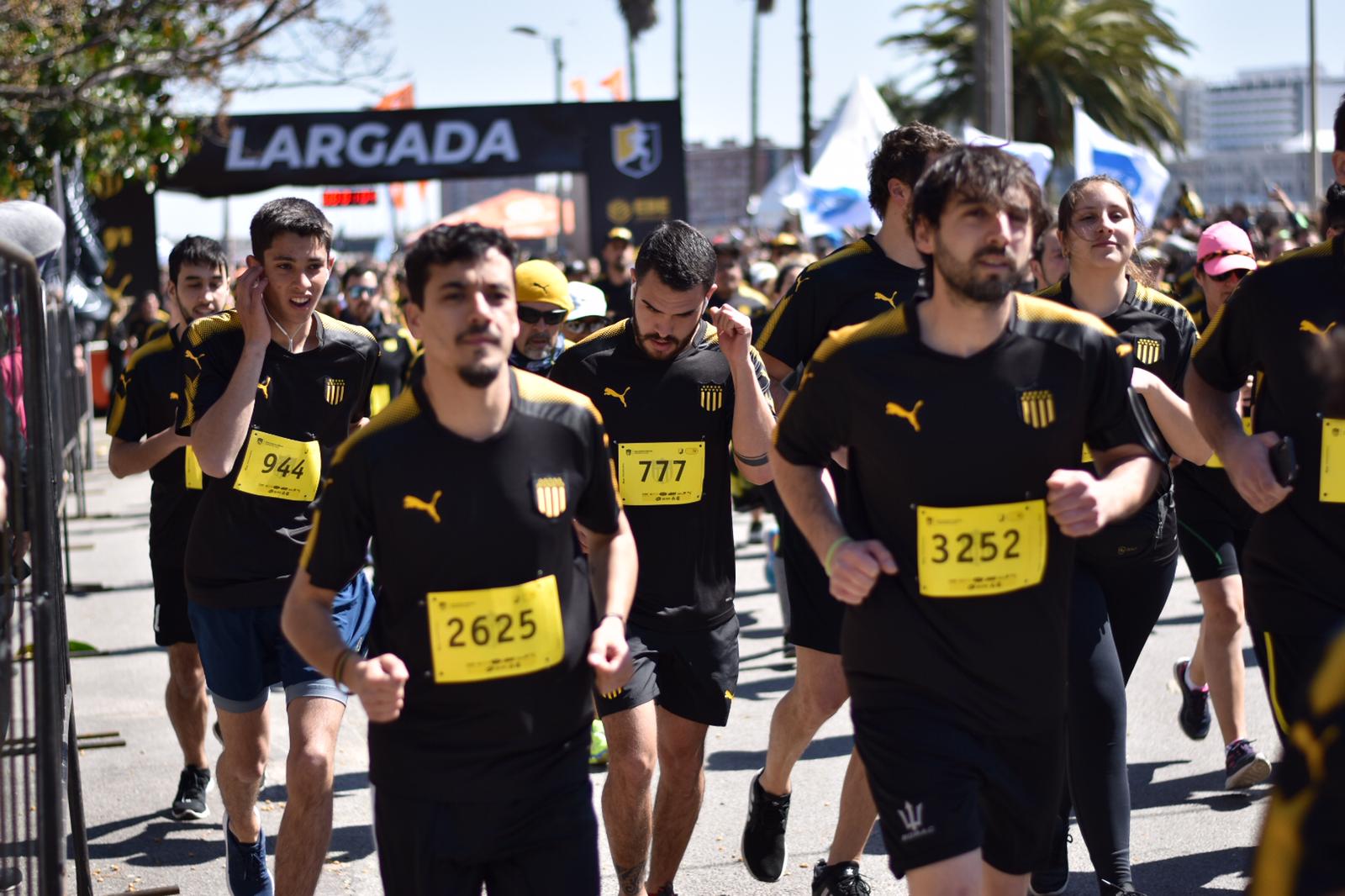 La 5K Peñarol se disputó este sábado en la Rambla de Montevideo con 2.700 competidores. Foto: Belén Otondo.
