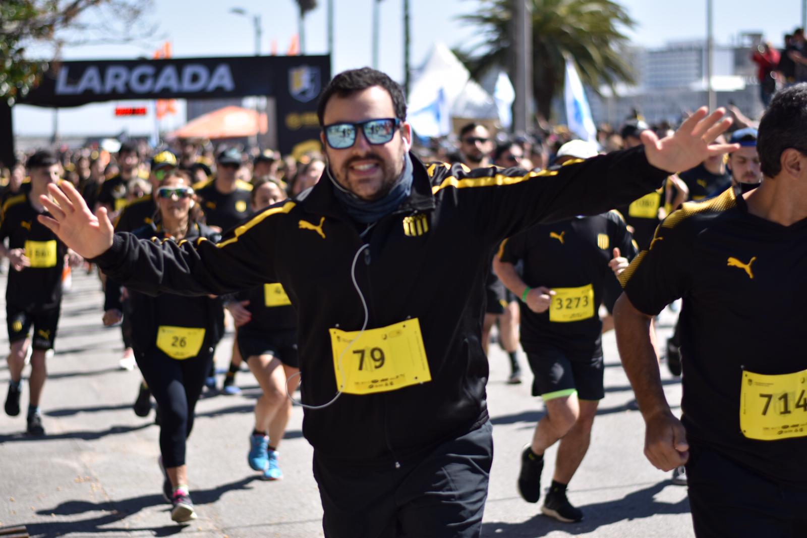 La 5K Peñarol se disputó este sábado en la Rambla de Montevideo con 2.700 competidores. Foto: Belén Otondo.