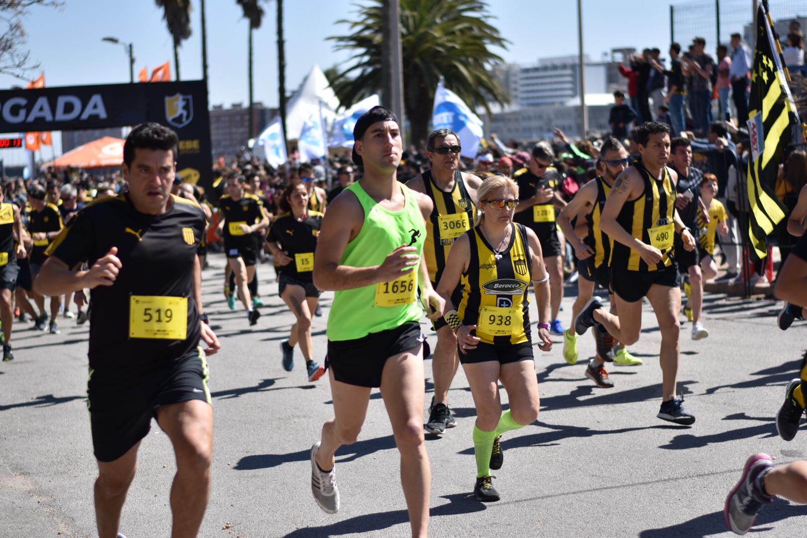 La 5K Peñarol se disputó este sábado en la Rambla de Montevideo con 2.700 competidores. Foto: Belén Otondo.