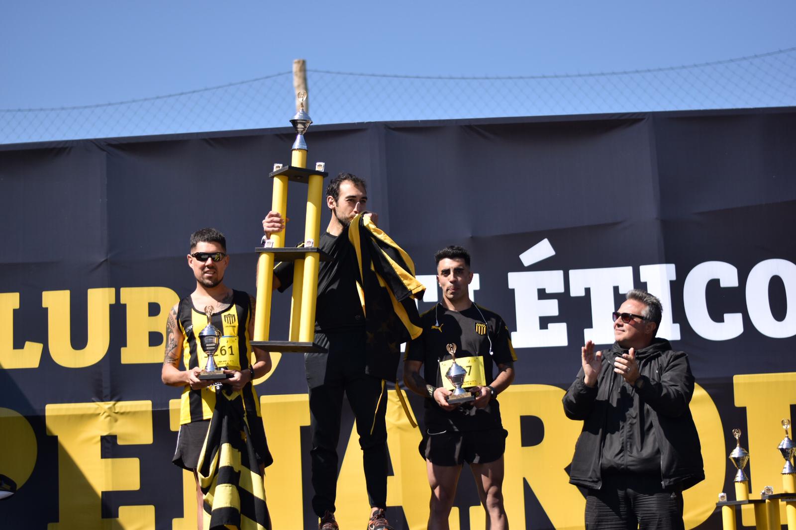 La 5K Peñarol se disputó este sábado en la Rambla de Montevideo con 2.700 competidores. Foto: Belén Otondo.
