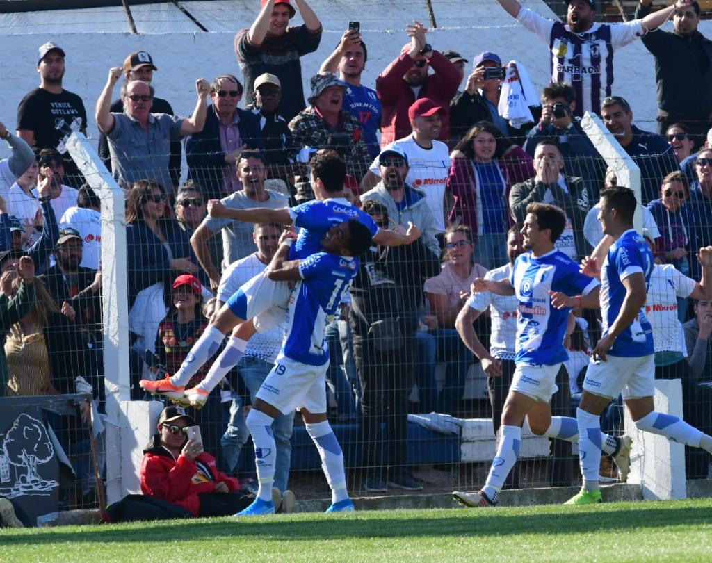 José Varela y Jorge Graví celebran el gol de Juventud de Las Piedras. Foto: Gerardo Pérez.