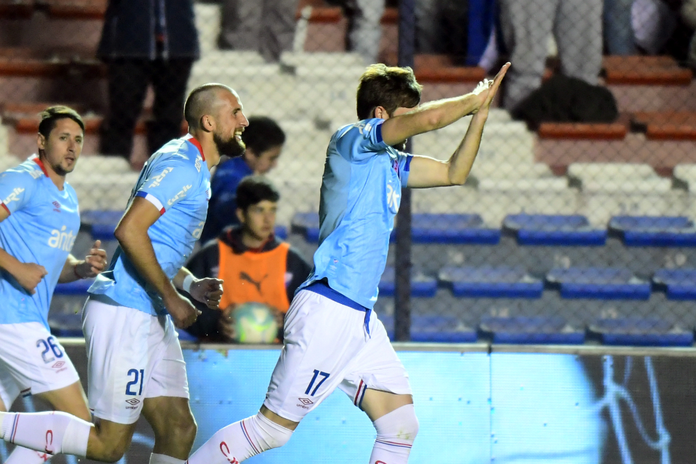 Matías Viña en el Nacional vs. Racing en el Clausura