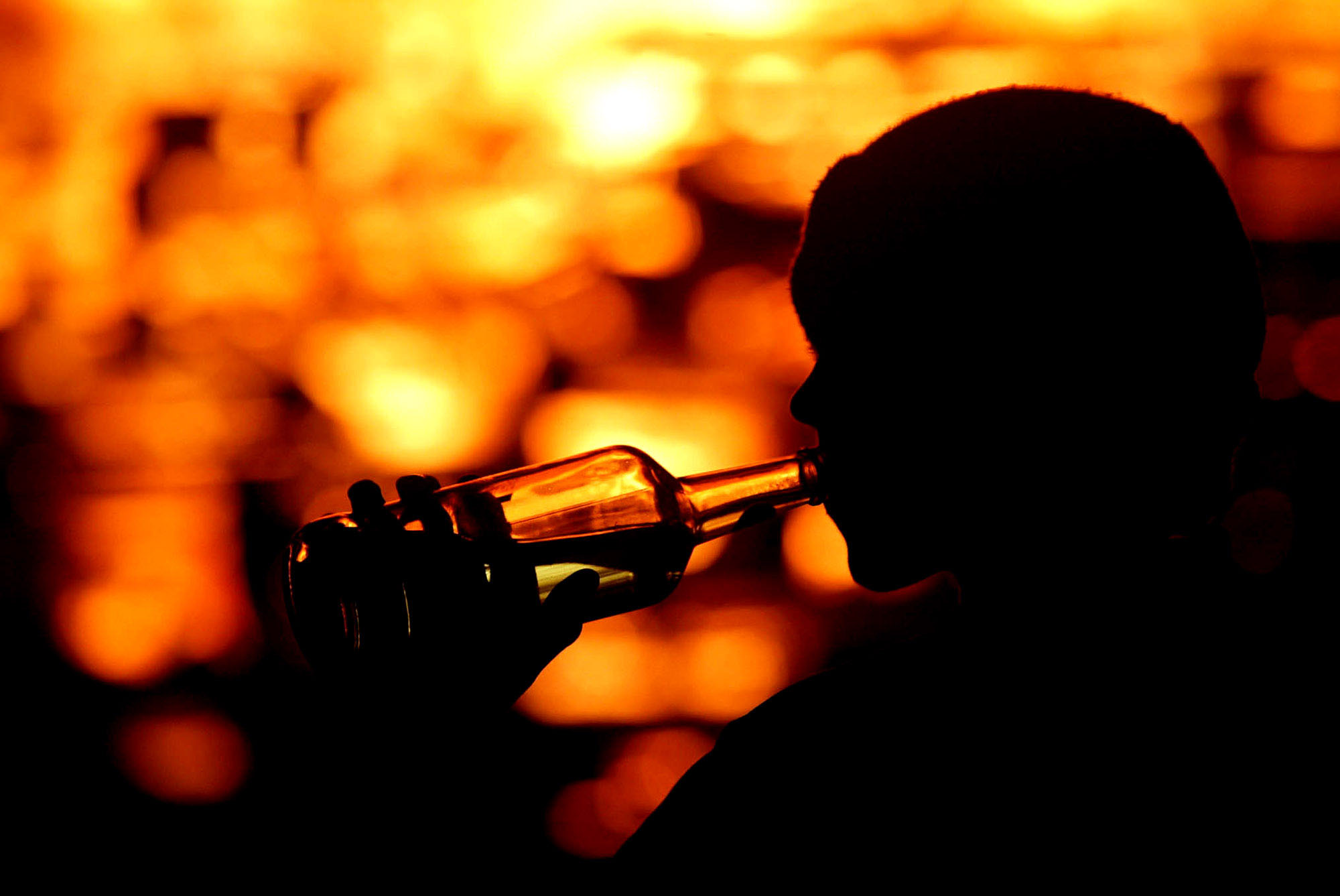 Persona toma alcohol. Foto: AP