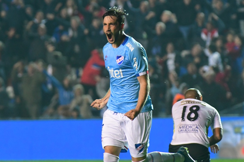 Matías Viña celebra uno de los goles que anotó con la camiseta de Nacional en este Torneo Clausura frente a Liverpool. Foto: Francisco Flores.