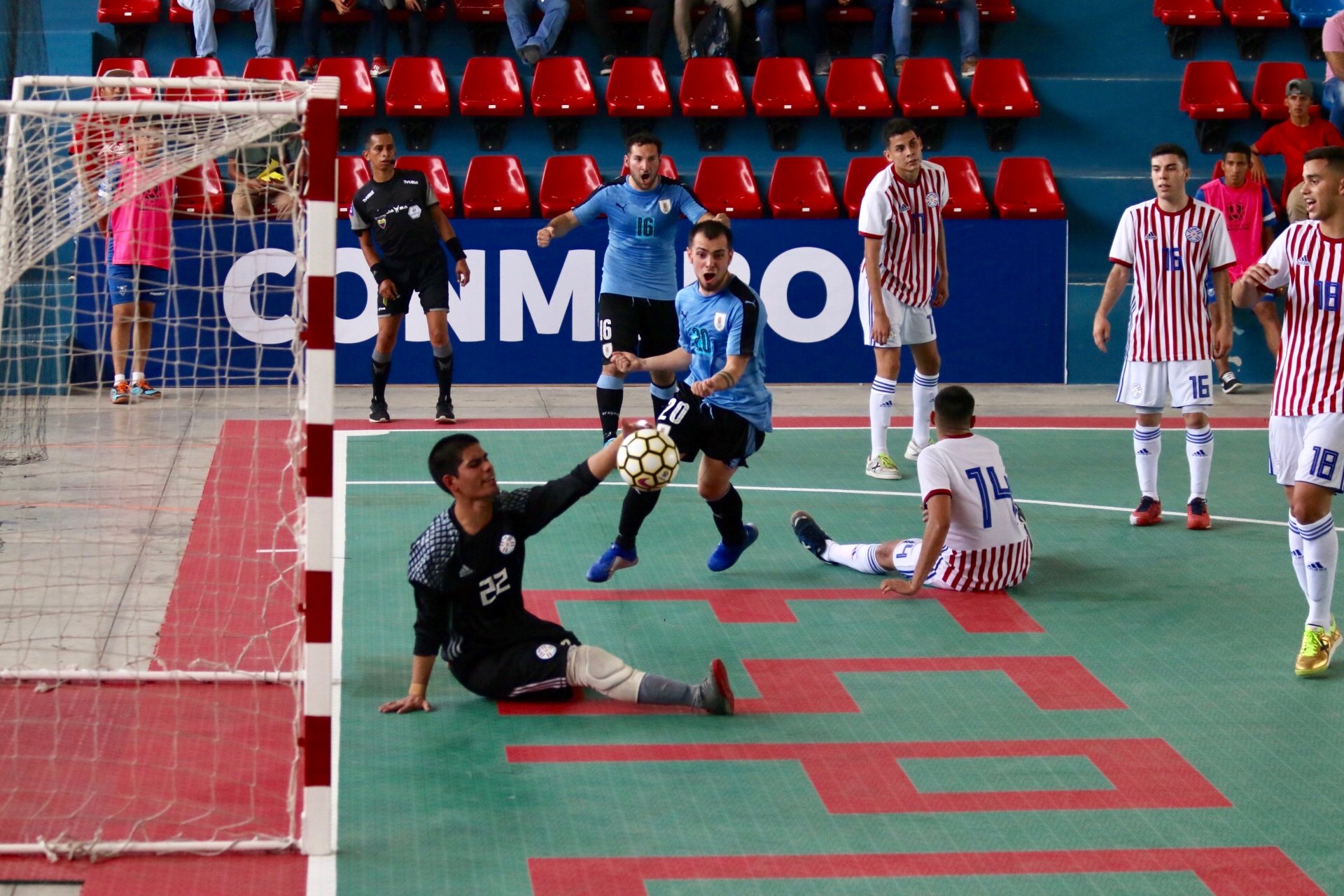 Uruguay ante Paraguay en Sub 20 por la Liga Sudamericana de Futsal. Foto: Conmebol