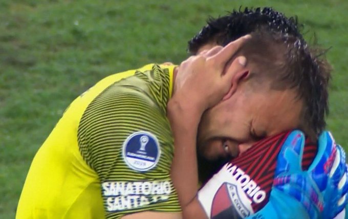 Leonardo Burián y la "Pulga" Luis Rodríguez emocionados tras el triunfo de Colón.