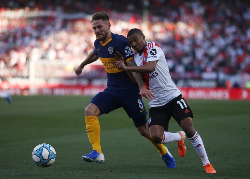 Alexis MacAllister y Nicolás de la Cruz en el duelo entre River Plate y Boca Juniors. Foto: Reuters.