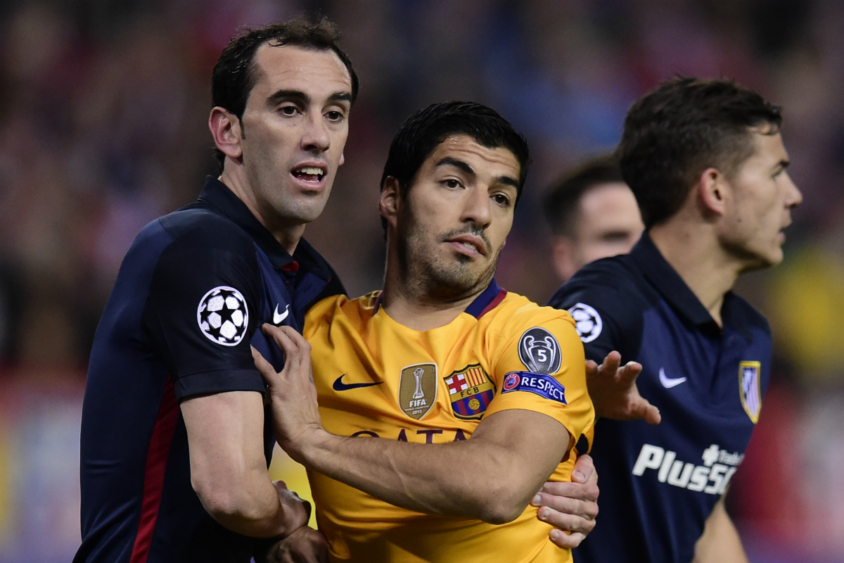 Diego Godín y Luis Suárez en un encuentro entre Atlético de Madrid y Barcelona por la Champions League en 2016. Foto: AFP.