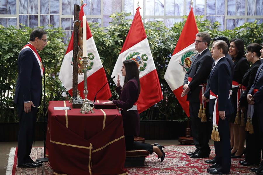El presidente de Perú, Martín Vizcarra, toma juramento de la la nueva ministra de Economía y Finanzas, María Antonieta Alva Luperdi. Foto: EFE