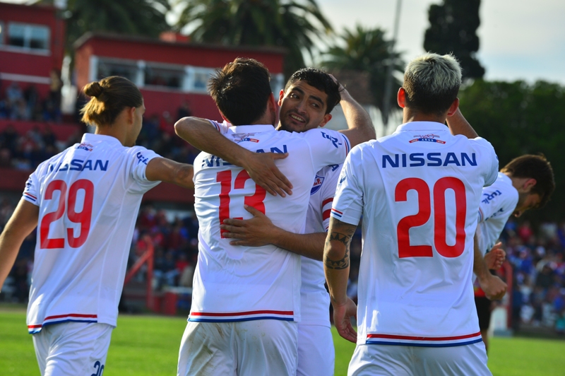 Zunino y Castro celebran el tanto del primero en el Boston River-Nacional. Foto: Gerardo Pérez.