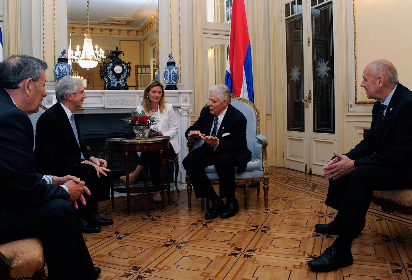 Presentación de George junto a altos dirigentes políticos. Foto: Embajada de Estados Unidos en Uruguay