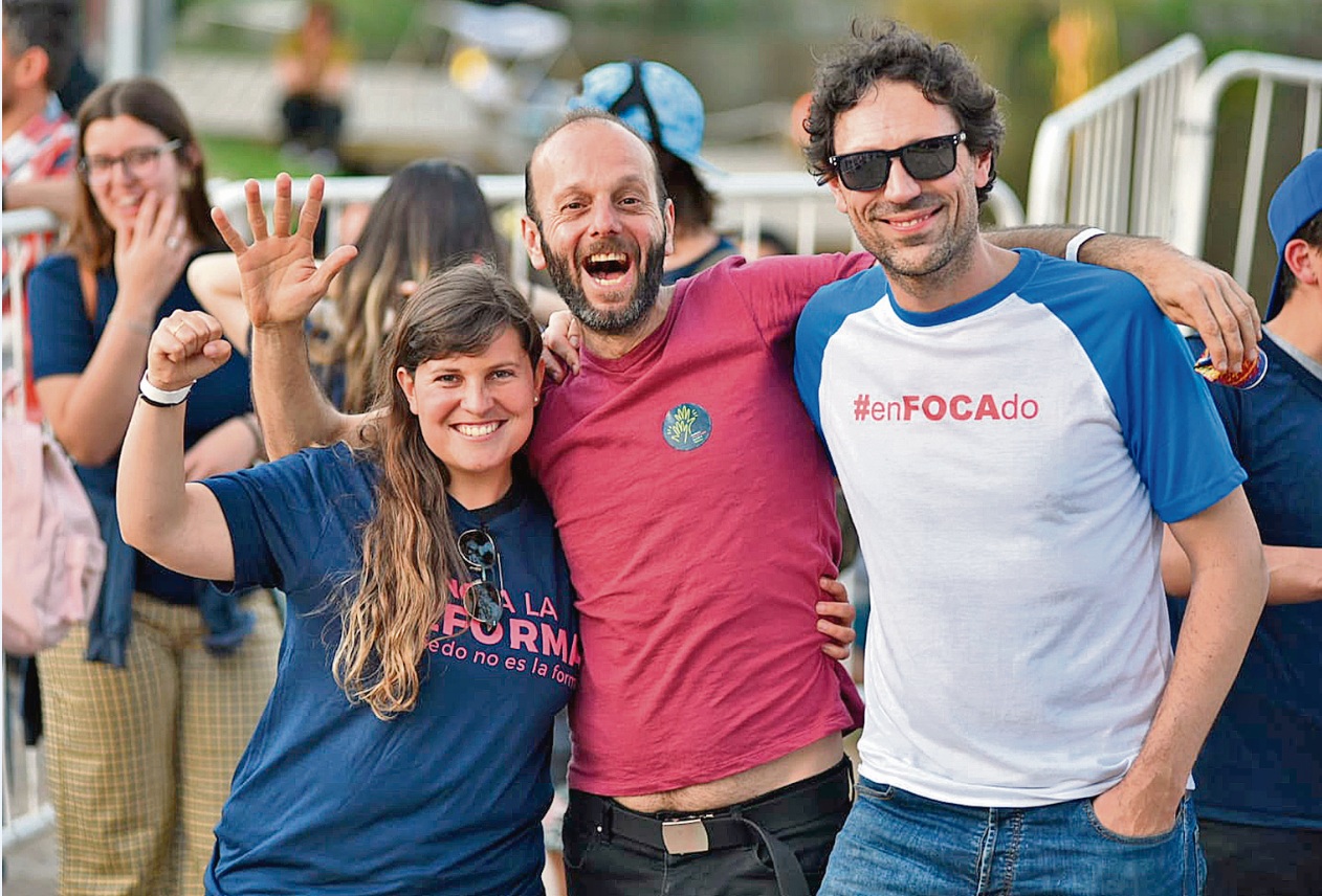 Cammarota y Pablo Aguirrezábal en un jornada organizada por El Abrazo,  agrupación del Frente Amplio. El comunicador usa una de las remeras que está comercializando el grupo para financiar la campaña. Cammarota fue militante de la FEUU en sus años como un