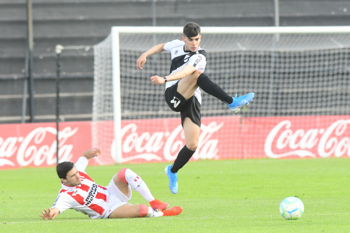 Juan Manuel Gutiérrez en un partido entre Danubio y River Plate. Foto: Marcelo Bonjour.