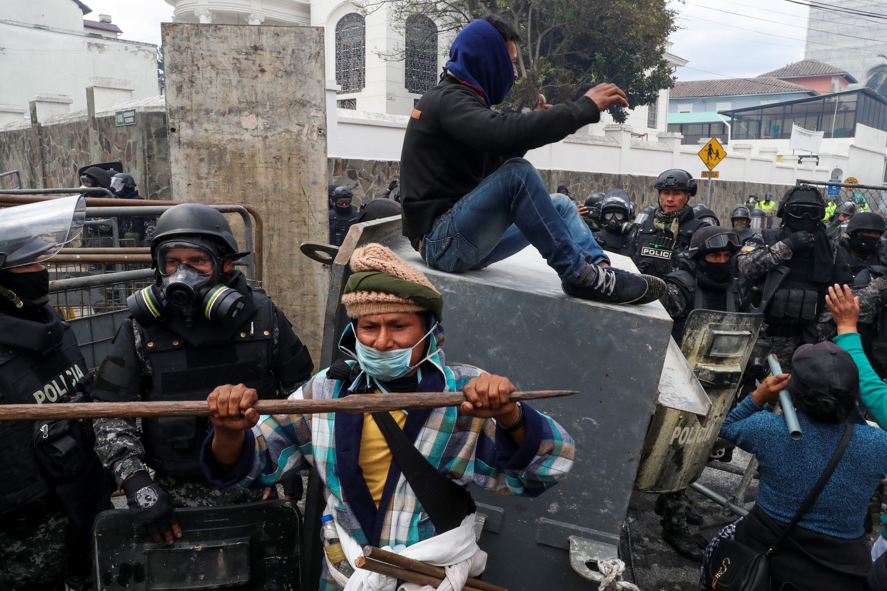 Manifestantes se enfrentan a las fuerzas de seguridad durante una protesta contra las medidas del presidente de Ecuador. Foto: Reuters.